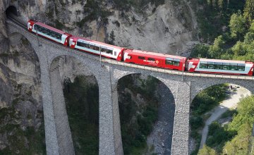 Glacier Express am Landwasserviadukt © by Glacier Express